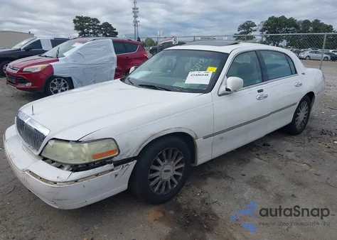 2005 Lincoln Town Car Signature Limited from USA, damaged, VIN 1LNHM82W55Y643908